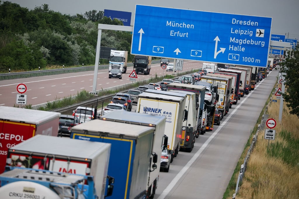 Lkw und Pkw stauen sich auf der A9 vor dem Schkeuditzer Kreuz in Richtung München.