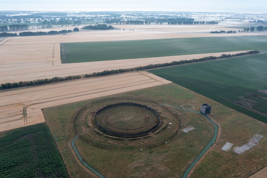 Das Ringheiligtum Pömmelte am Tag der Sommersonnenwende. Die prähistorische Kreisgrabenanlage wird von Archäologen auch als das deutsche Stonehenge bezeichnet.