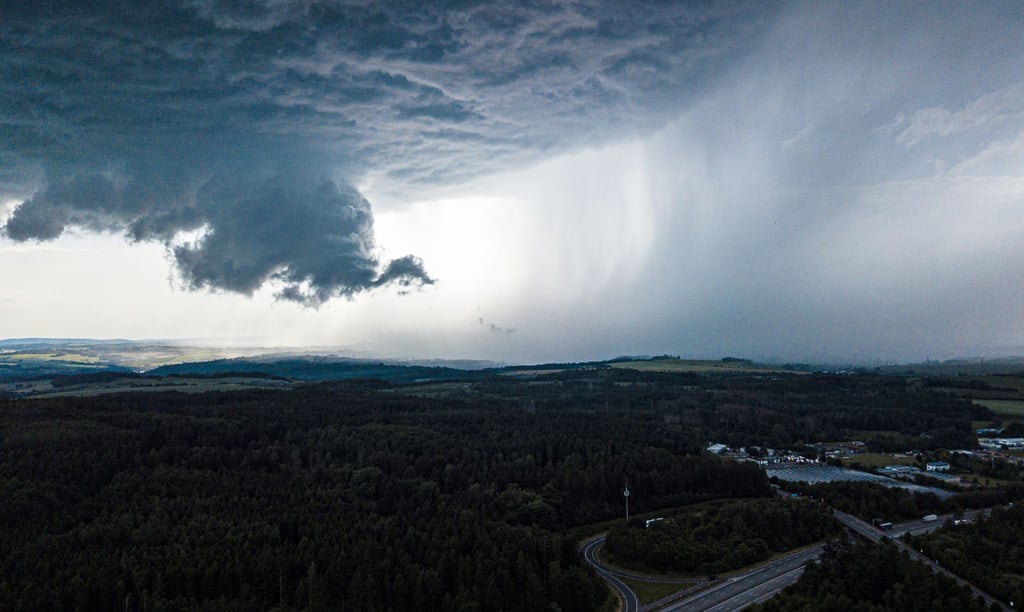 Eine Unwetterfront aus dunkelgrauen Wolken.