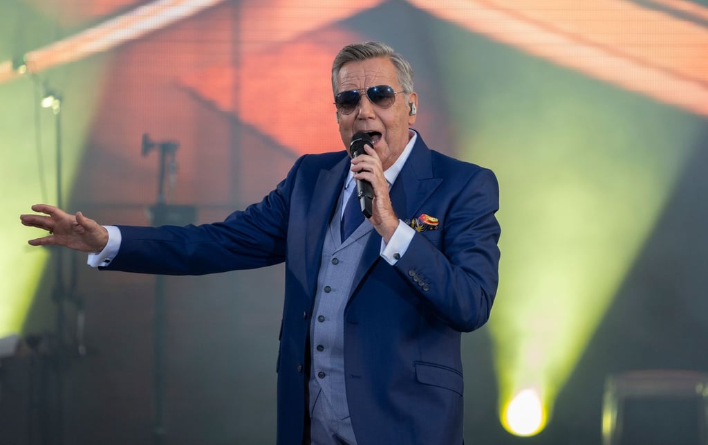 Roland Kaiser steht zum Auftakt der „Kaisermania“ 2023 auf der Bühne am Elbufer.