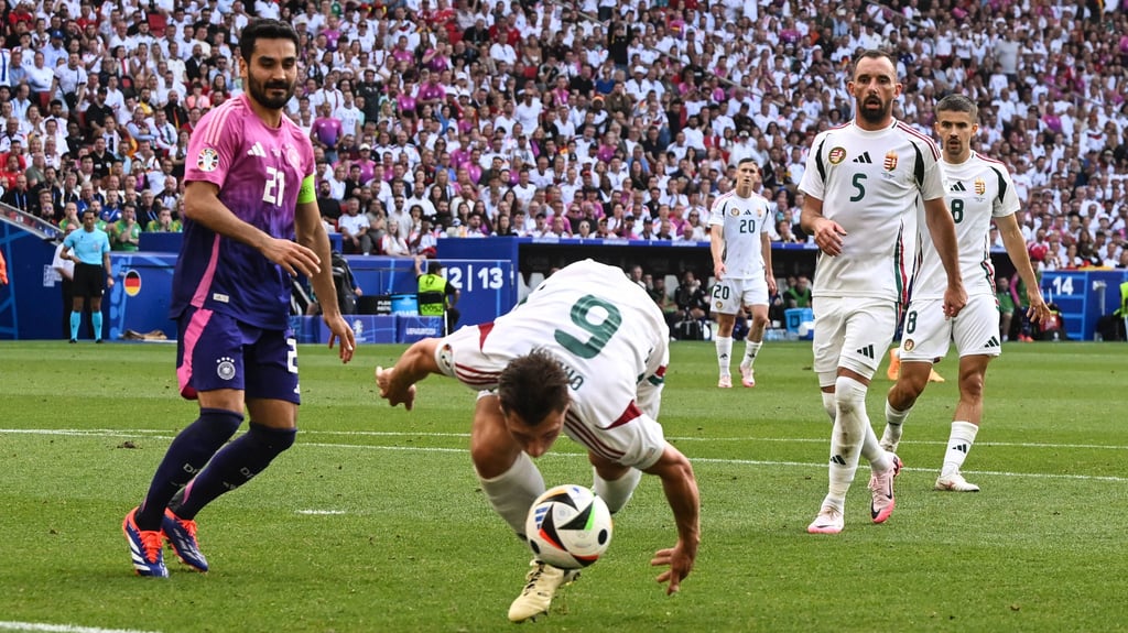 Ilkay Gündogan bereitet den ersten DFB-Treffer mit einem Körpercheck gegen RB-Profi Willi Orban vor.