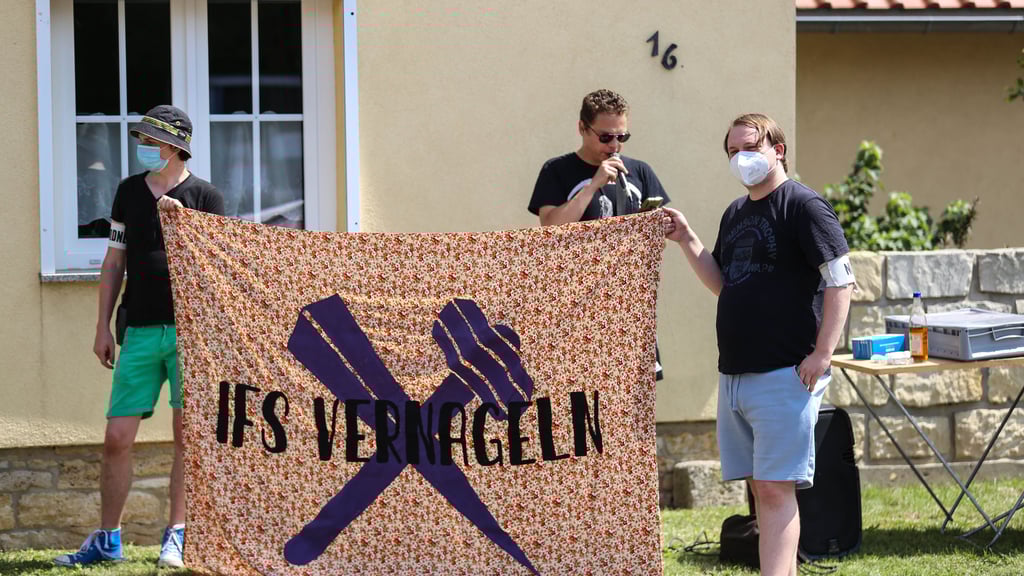 Eine Demo in Schnellroda, dem Sitz des Antaios-Verlags.