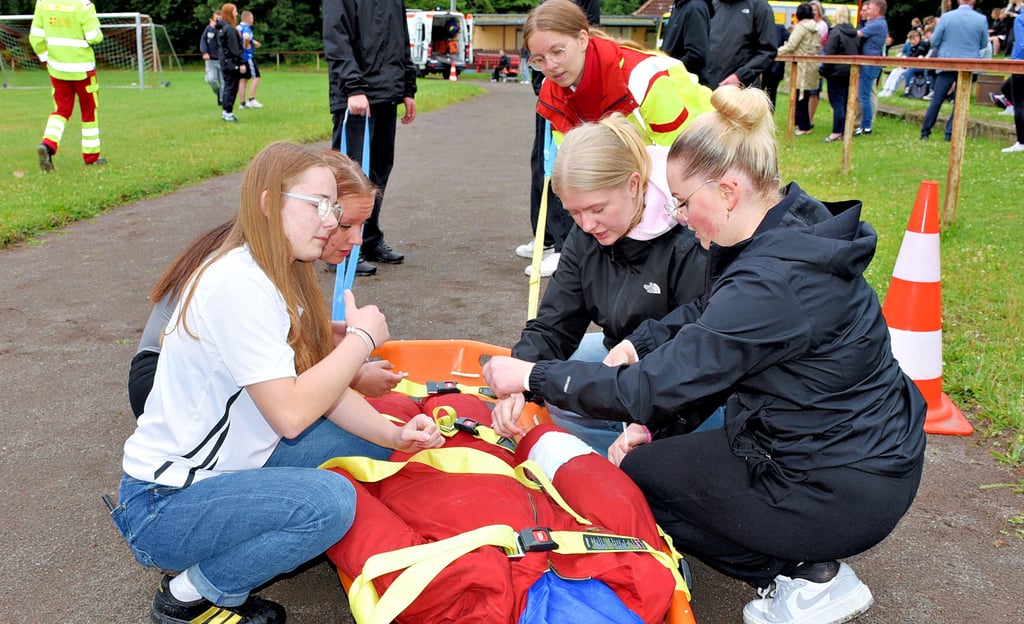 Die Schüler der 8. und 9. Klassen der Ganztagsschule an der Wasserburg zeigten gestern Vormittag auf dem Waldsportplatz, was sie beim Projekt Katastrophenschutz gerlent haben. Dazu gehörte nicht nur das Löschen eines Brandes, sondern auch die Erste Hilfe für einen Verletzten.