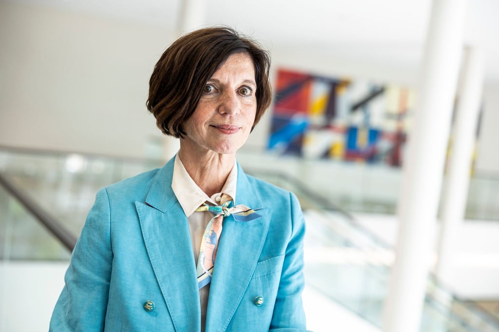 Jutta Allmendinger, Soziologin, steht im Gebäude vom Niedersächsischen Landtag.