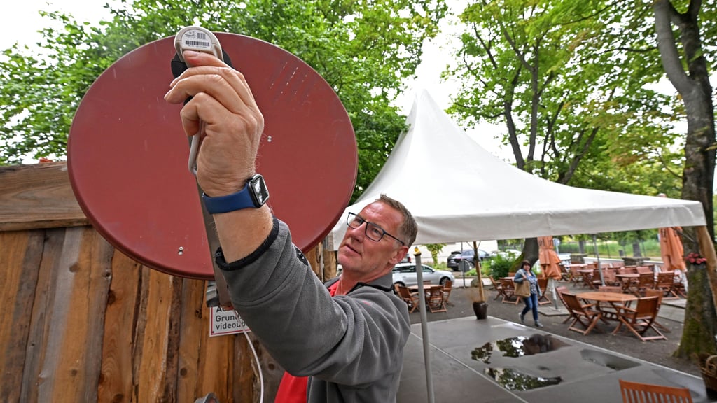 Steffen Müller vom Fernsehfritzen in Aschersleben ist dabei, am Biergarten „Zum Bestehorn“ alles für das richtige Bild und den richtigen Ton beim Public Viewing einzurichten.