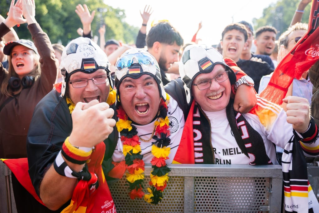 Deutschland-Fans jubeln beim Public Viewing in der Fanzone am Brandenburger Tor, als das 1:0 für Deutschland fällt.