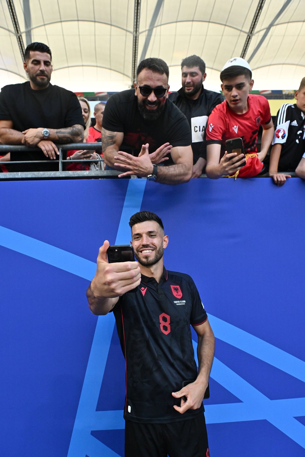 Klaus Gjasula macht ein Selfie im Volksparkstadion mit seinem Bruder Jürgen (oben links).