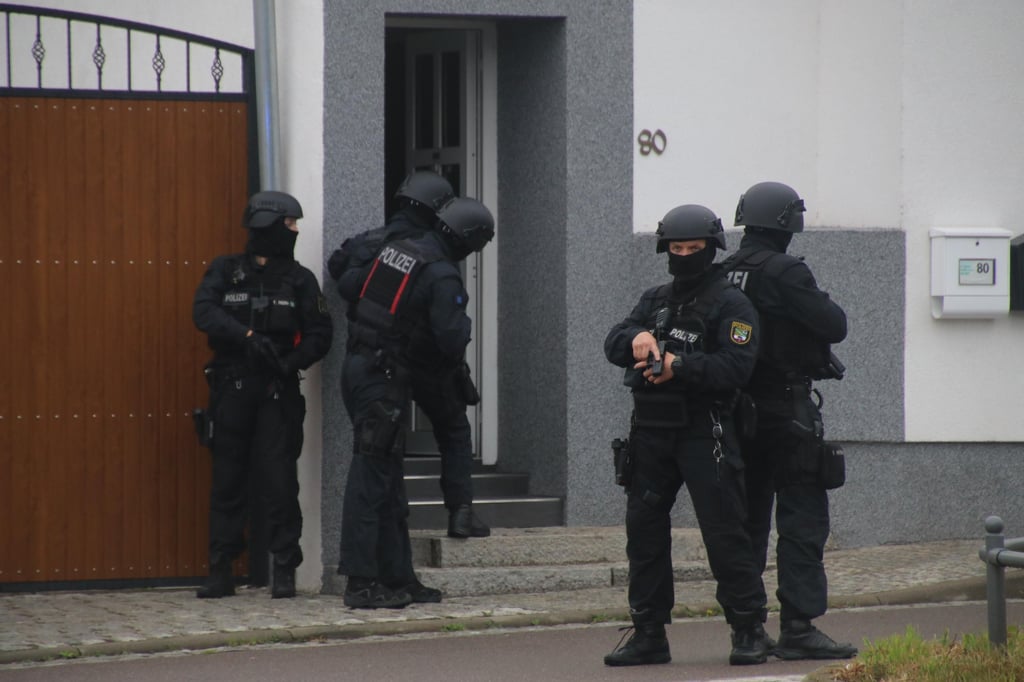 Nach Schüssen in Merseburg stürmte die Polizei eine Wohnung.