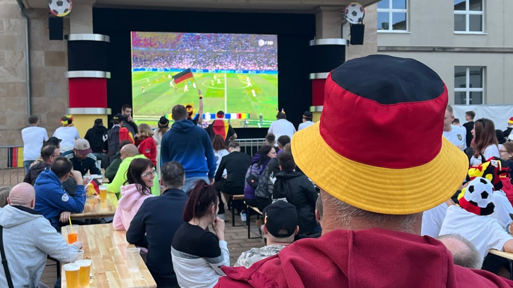 Auch Mittwochabend kann man das Spiel der deutschen Nationalmannschaft bei der EM wieder mit Freunden gucken.