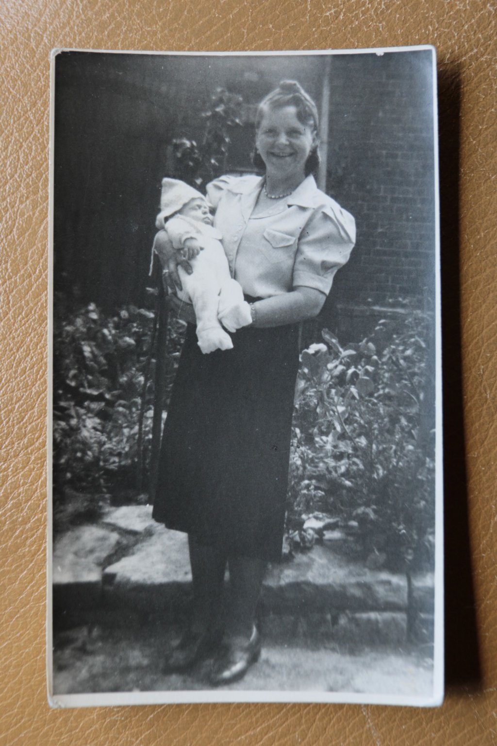 Anita Nickel als Baby auf dem Arm ihrer Mutter. In etwa so hat Helmut Kumbier sie erstmals gesehen.