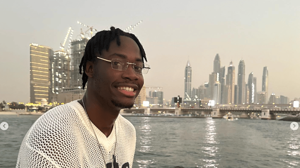 El Chadaille Bitshiabu vor der Syline Dubais.