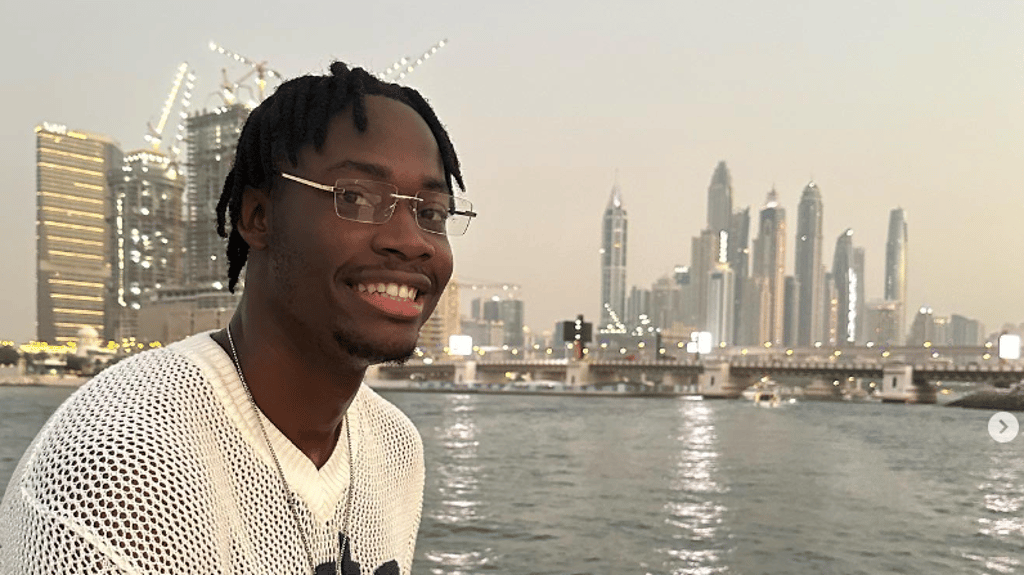 El Chadaille Bitshiabu vor der Syline Dubais.