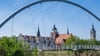 Die Türme des Johannbaus am früheren Residenzschloss (l-r), der Marienkirche und des Rathauses sind unter dem Bogen der Tiergartenbrücke über der Mulde zu sehen.