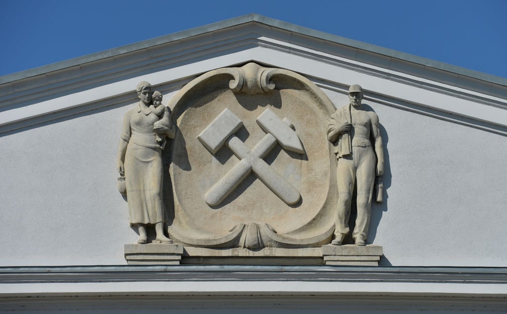 Schlägel und Eisen zieren die Fassade der einstigen Generaldirektion der SDAG Wismut in Chemnitz.