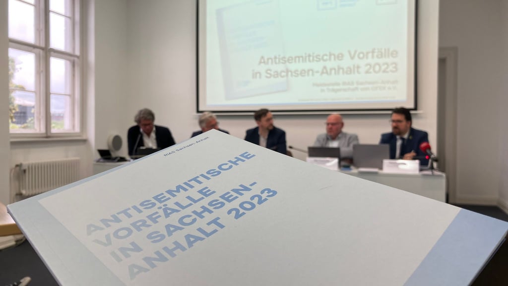 Eine Ausgabe des Berichtes "Antisemitische Vorfälle in Sachsen-Anhalt 2023" liegt in einer Pressekonferenz aus.