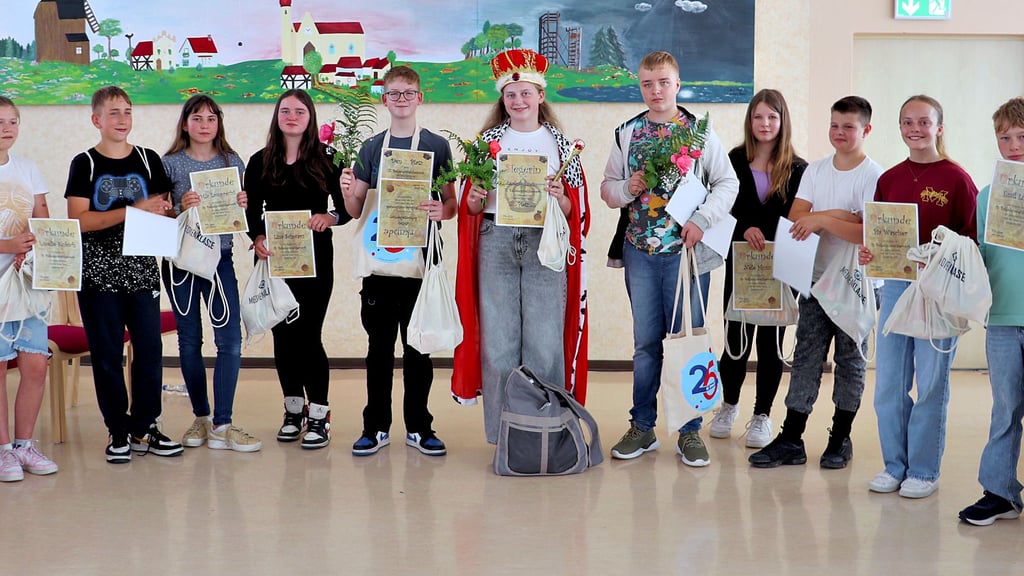 Charlotte Heitzmann (M.) wurde zur neuen „Balladenkönigin“ der Sekundarschule „An der Elbe“ Parey gekürt.