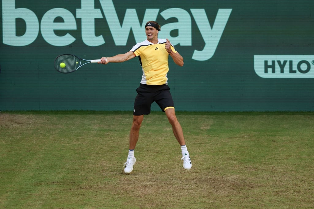 Alexander Zverev spielt eine Vorhand.