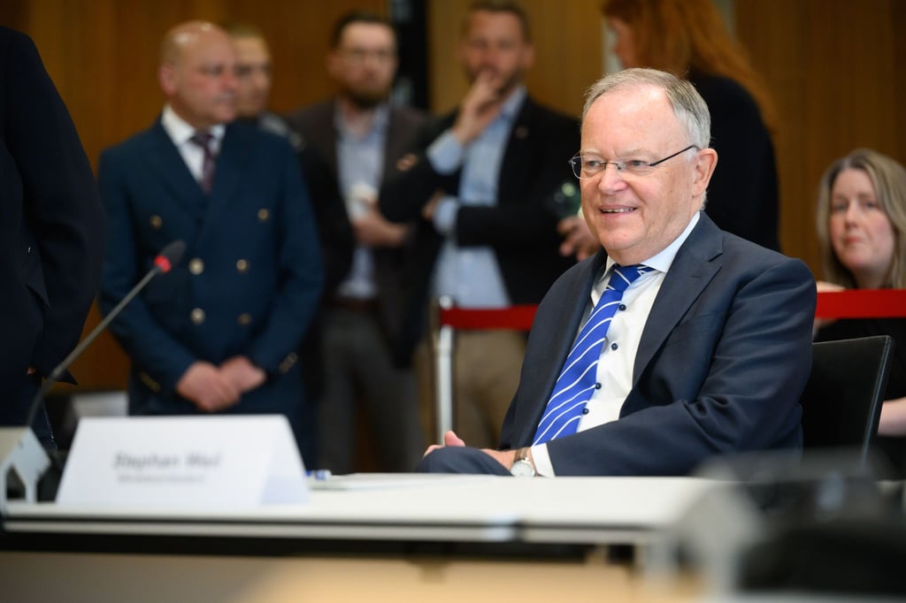 Stephan Weil (SPD), Ministerpräsident Niedersachsen, sitzt als geladener Zeuge im niedersächsischen Landtag.