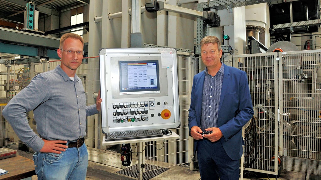 Produktionsleiter Michael Winkel und Geschäftsführer Clemens Starzinski führten vor dem Sommerfest mit Public Viewing durch die Produktion.