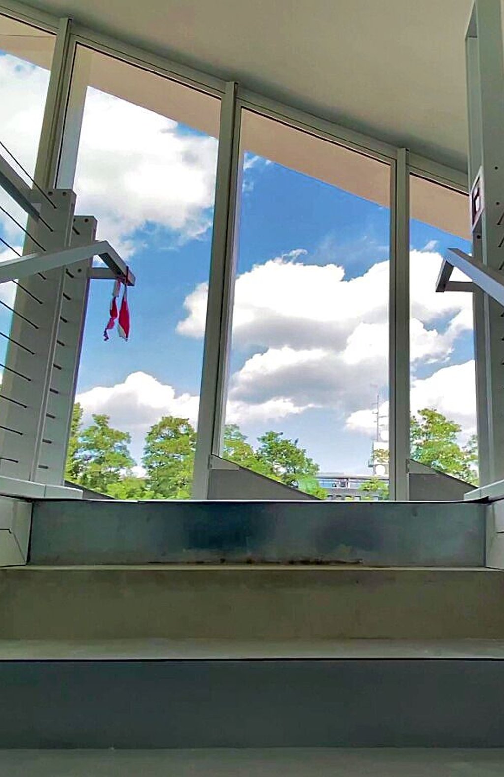 Über einen Lift, aber auch über eine Treppe erreicht man die obere Etage.