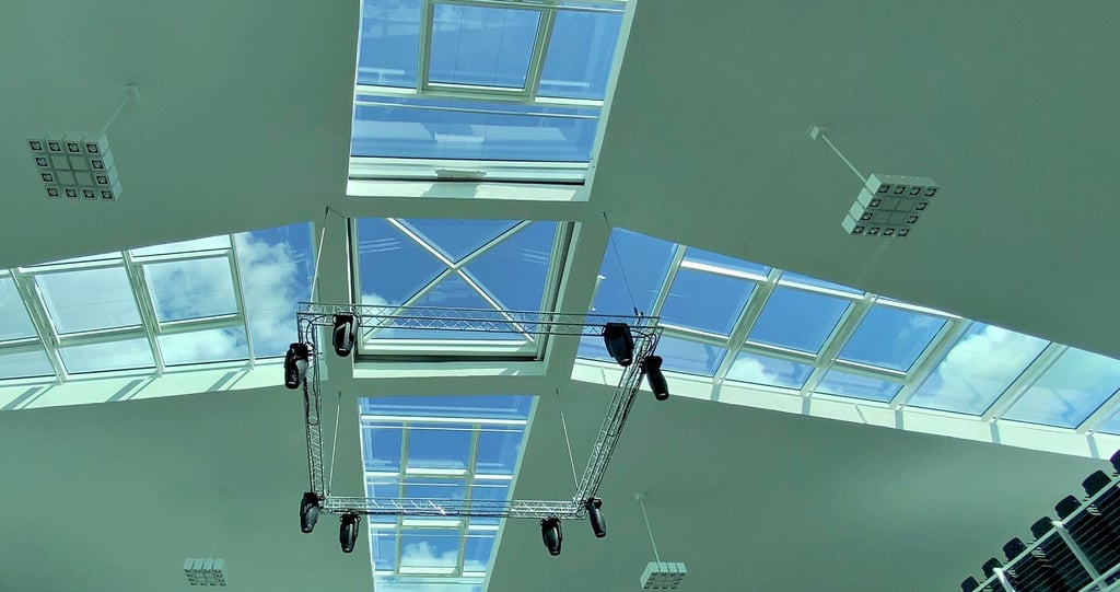 Über den Köpfen der Menschen spannt sich in der Hyparschale ein Kreuz aus Oberlichtern auf. In ihm treffen die vier hyperbolischen Paraboloiden – so wird die Art der für die Dachkonstruktion verwendeten zweifach gekrümmten Flächen genannt – zusammen, aus denen das Gesamtdach zusammengesetzt ist.