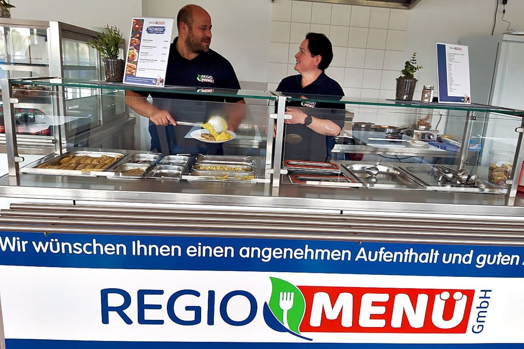 Geschäftsführer Eric Richter und Mitarbeiterin Sandra Banek im Bistro der Regio-Menü GmbH in Bitterfeld. Hier wird aufgetafelt.