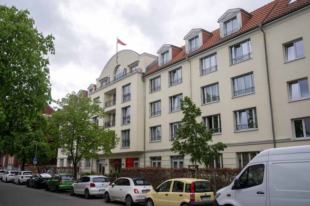 Wolken ziehen über das "Domicil Seniorenpflegeheim".