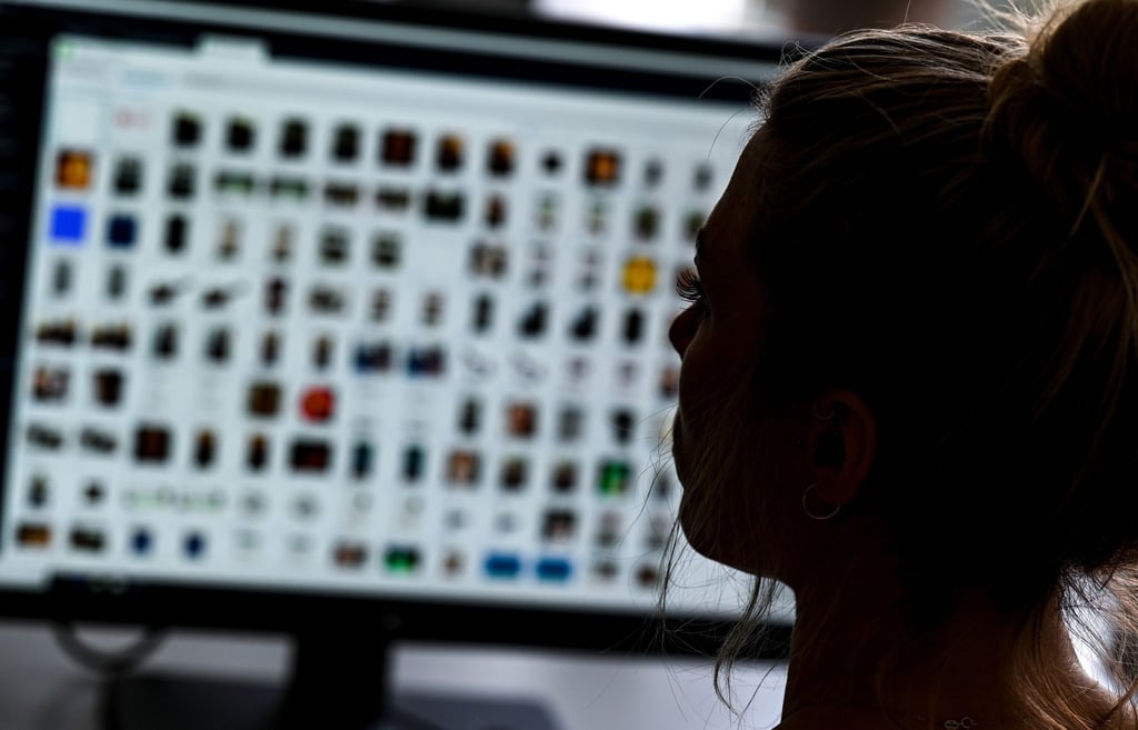 Eine Kriminaloberkommissarin sitzt vor einem Auswertungscomputer bei Ermittlungen gegen Kinderpornografie und sexuellem Missbrauch.