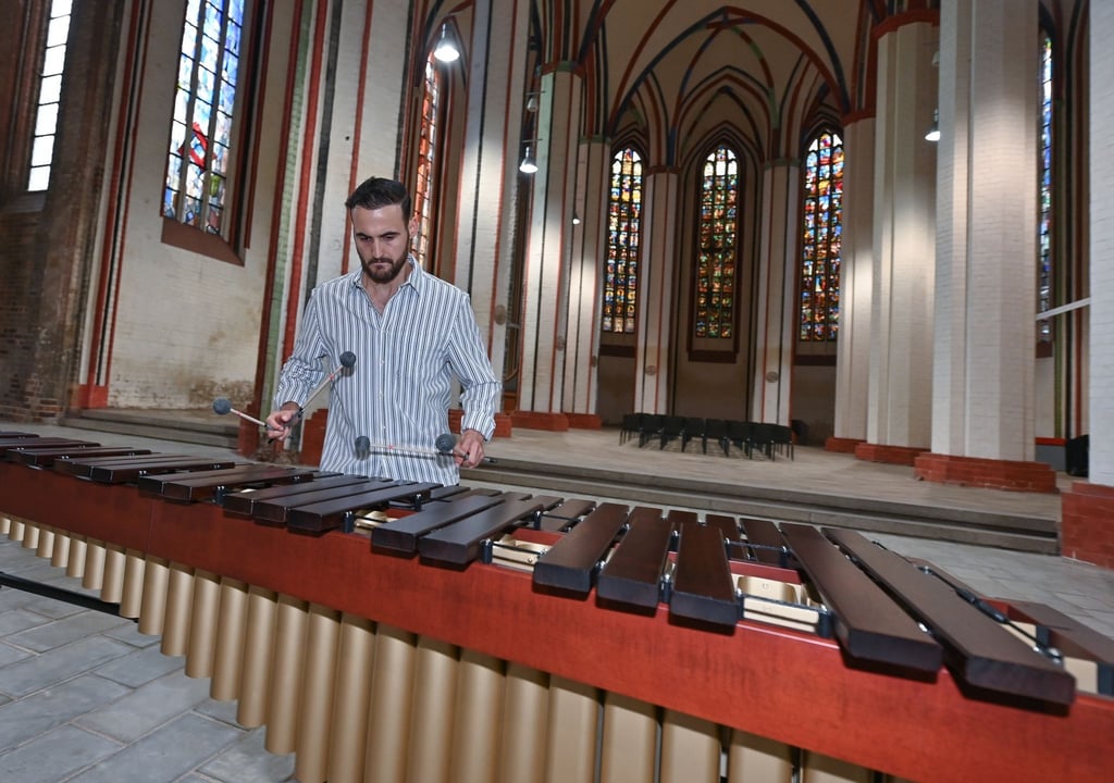 Der Musiker Kamil Karmelita spielt in der Marienkirche auf einem Marimba zur Vorstellung vom Open-Air-Sommerfestival „Klassik ohne Grenzen“.