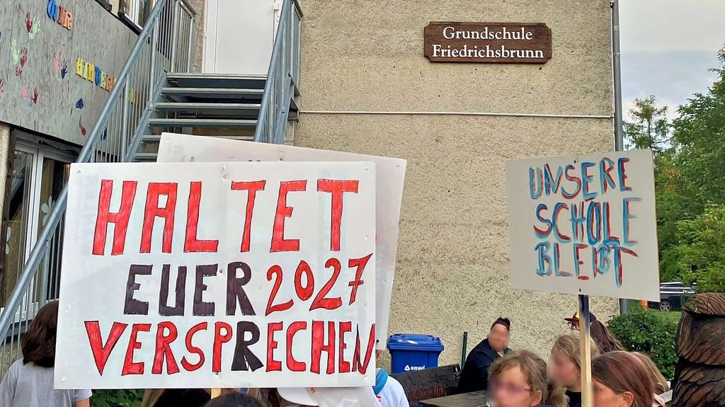 Gegen die Schließung protestieren Schüler und Erwachsene. Bislang sah es so aus, dass der Grundschulstandort bis zum Schuljahr 2026/2027 gesichert ist. Doch trotz eines Einzugsgebiets inklusive Allrode und der Vereinbarung, dass Güntersberger nach Friedrichsbrunn kommen, reichen die Zahlen nicht.