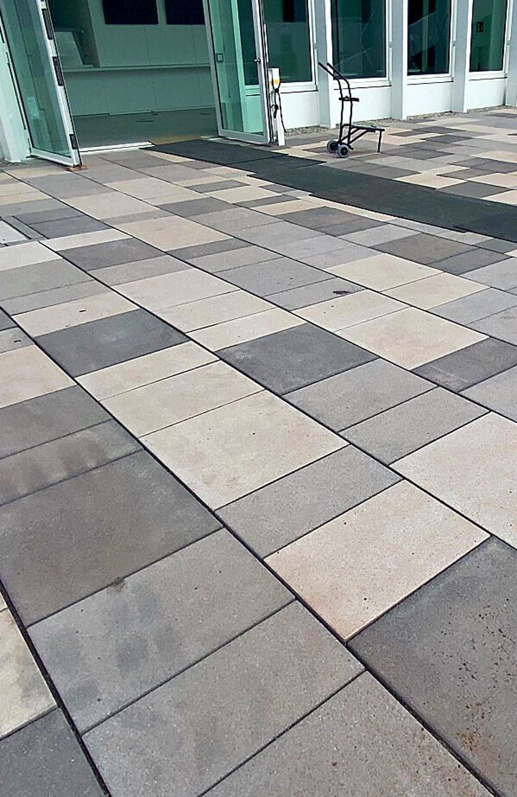 Vor dem Gebäude wurden neue Gehwegplatten verlegt.