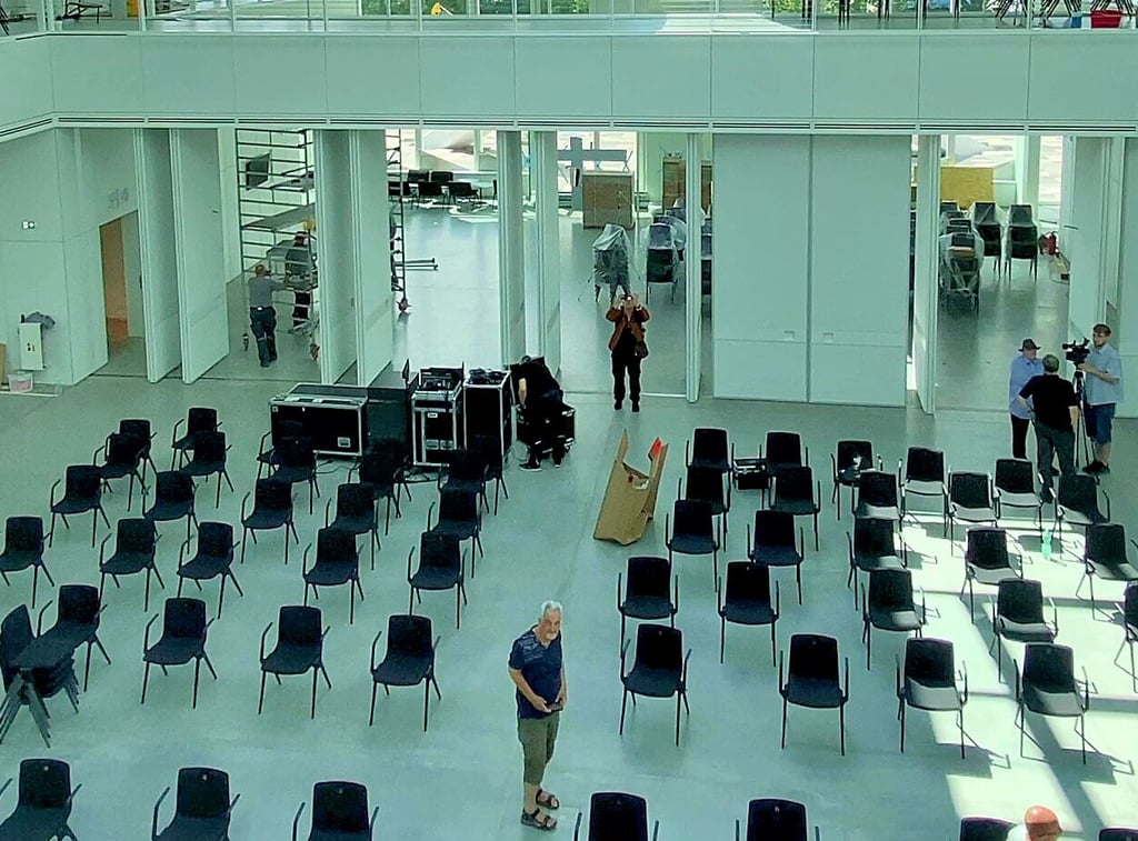 Hinter dem Foyer im Hintergrund beginnt die Hauptfläche der Halle.