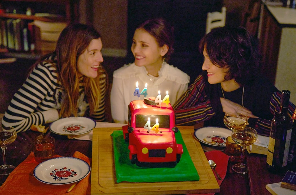 Die Drillinge George (Valérie Donzelli, l-r) Manu (Virginie Ledoyen) und Gaby (Clotilde Hesme) feiern ihren 44. Geburtstag.