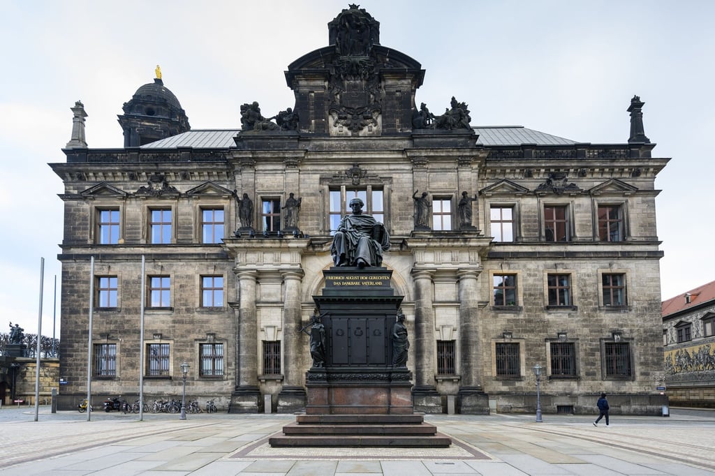 Blick auf das Ständehaus am Schlossplatz mit dem Sitz des Oberlandesgerichts (OLG), dem Landesamt für Denkmalpflege und dem Anwaltsgerichtshof in Sachsen.