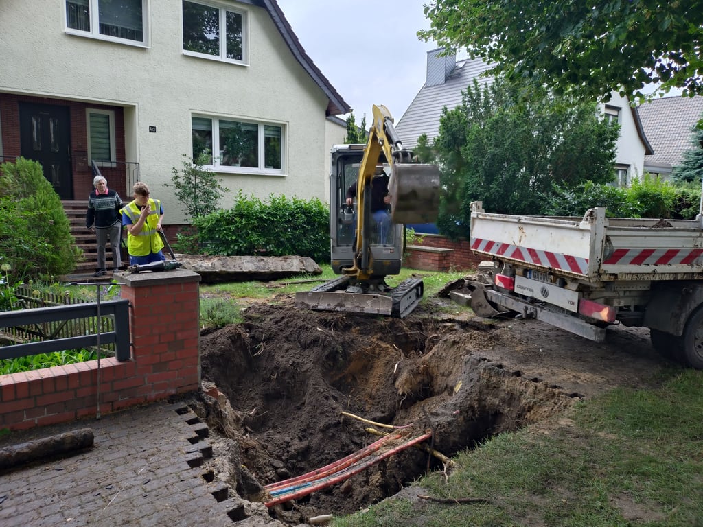 Ein Rohrbruch beschäftigte Mitarbeiter des Wasserverbandes am Jägerstieg in Gardelegen am Mittwoch.