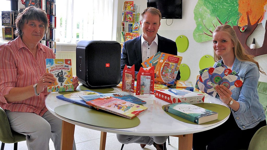 Neue Medien für die Bibliothek in Mützel: (v. li.) Gabriele Herrmann, Carsten Birkholz und Dörte Wendt.