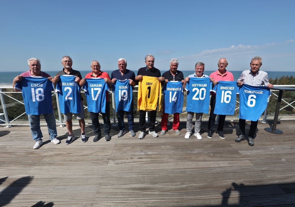Die WM-Spieler der DDR-Nationalmannschaft von 1974 treffen sich zum 50-jährigen Jubiläum an der Ostsee im Strandhotel Fischland in Dierhagen.