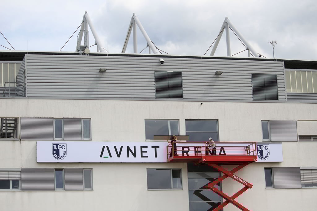 Der Schriftzug an der Außenfassade der Haupttribüne des Magdeburger Stadion vom neuen Namensgeber Avnet.