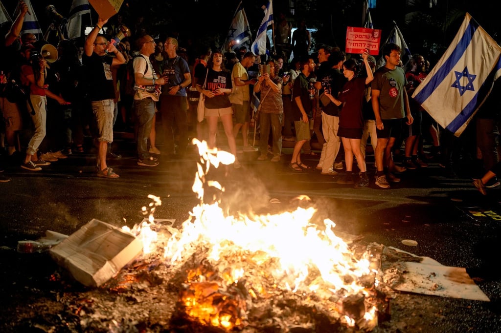 Demonstranten fordern in Jerusalem Neuwahlen und die Freilassung der Geiseln, die im Gazastreifen von der Hamas festgehalten werden.