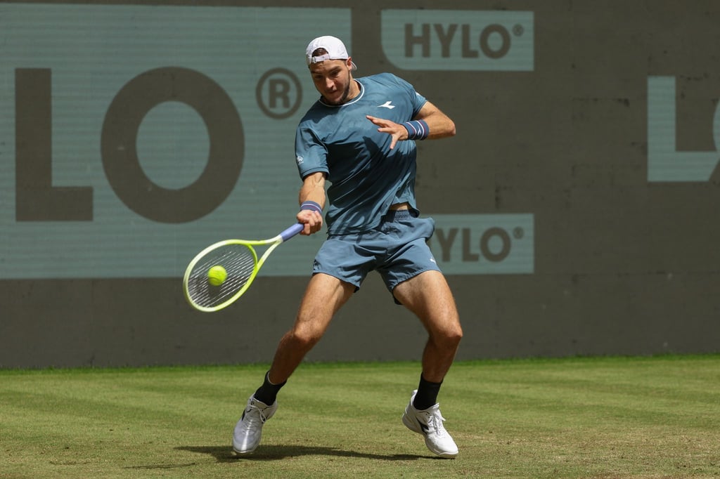 Steht im Achtelfinale von Halle: Jan-Lennard Struff spielt eine Vorhand.