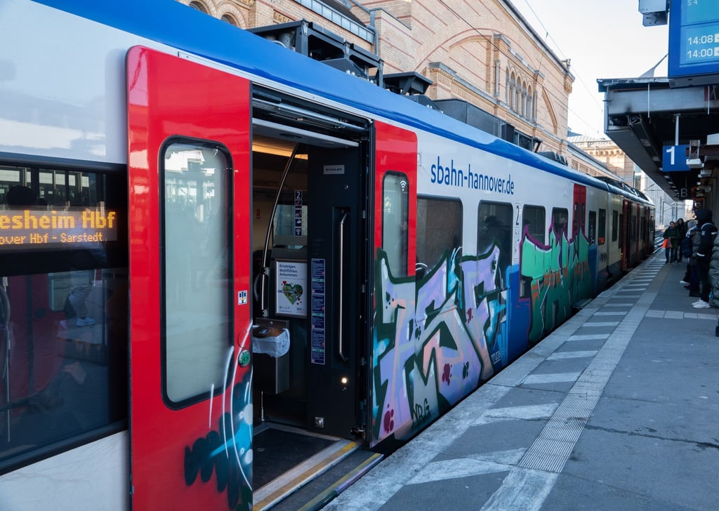 Eine S-Bahn in Hannover steht am Bahnsteig.