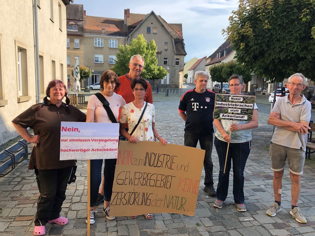 Mit Plakaten machten die Gegener des Interkommunalen Industrie- und Gewerbegebiets vor dem Teucherner Rathaus ihren Unmut kund.