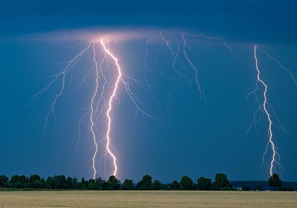 Schnell weg! Bei einem Gewitter muss man sich entweder in einem Gebäude in Sicherheit bringen - oder Schutz in einer Mulde suchen.
