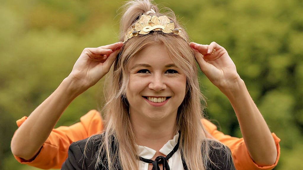 Wer ist die Nachfolgerin der Steigraer Weinprinzessin Marleen Rost, die hier schon nach dem Krönchen greift? Das Geheimnis wird diesen Sonnabend gelüftet.