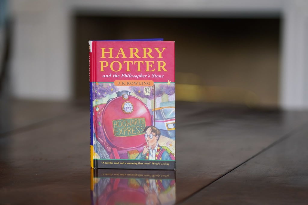 Eine tadellose Erstausgabe von J.K. Rowlings Buch "Harry Potter und der Stein der Weisen", eine von nur 500 Exemplaren der ersten Auflage von 1997.