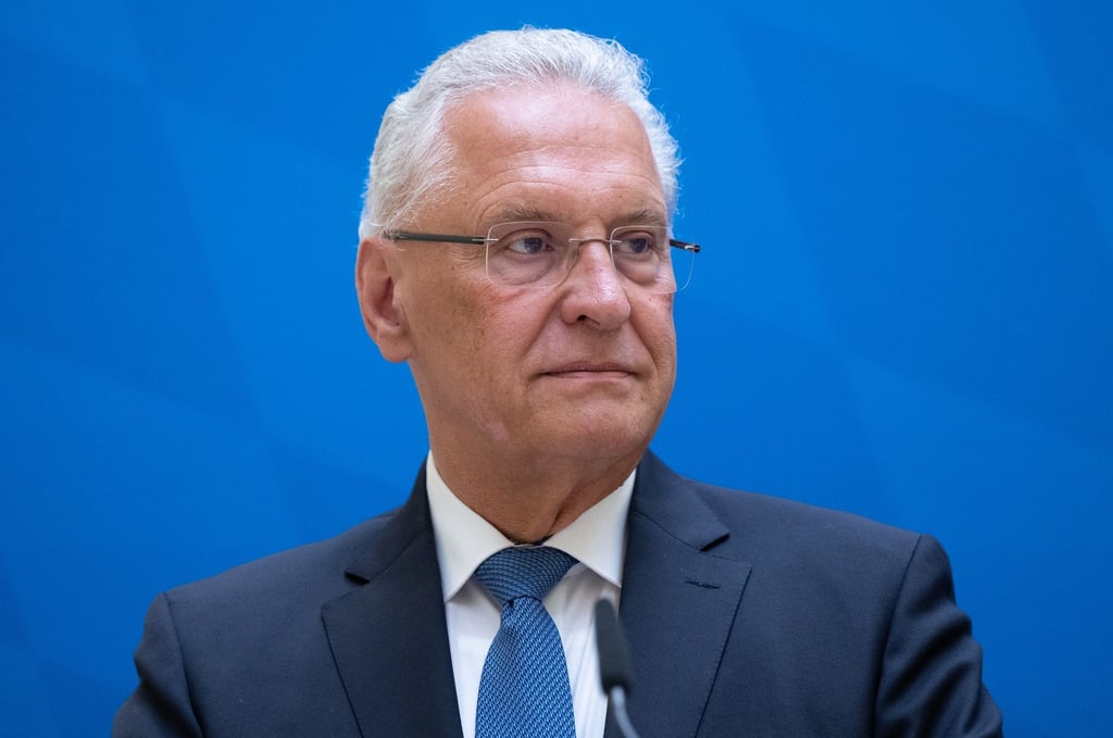 Joachim Herrmann (CSU), Innenminister von Bayern, nimmt im Innenministerium an einer Pressekonferenz teil.