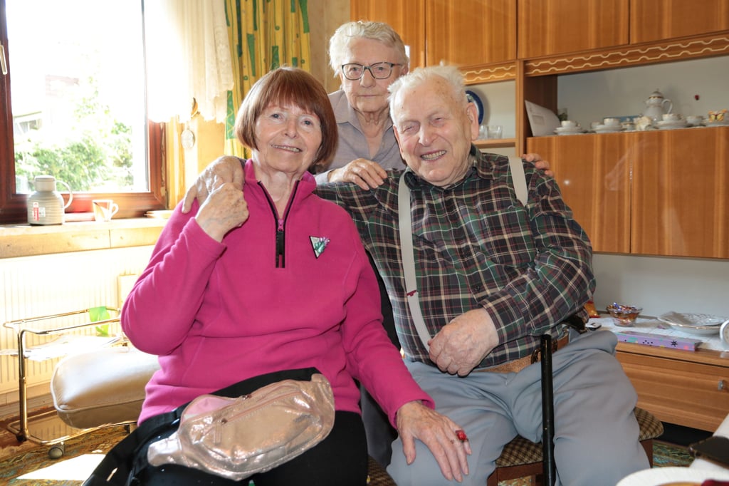 In diesem Sommer wollen sie sich noch einmal treffen. Anita Nickel (l.) mit Hannelore und Helmut Kumbier.