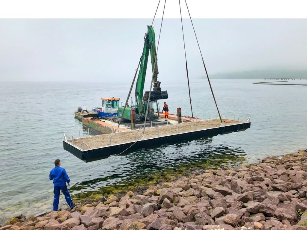 Mit einem Kran wurde das tonnenschwere Nistfloß Donnerstag an der Marina Braunsbedra in den Geiseltalsee gehoben, dann mit einem Boot an seinen künftigen Standort gebracht und dort verankert.