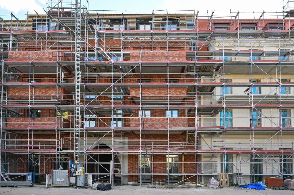 Baustelle eines Mehrfamilienhauses mit neuen Wohnungen.