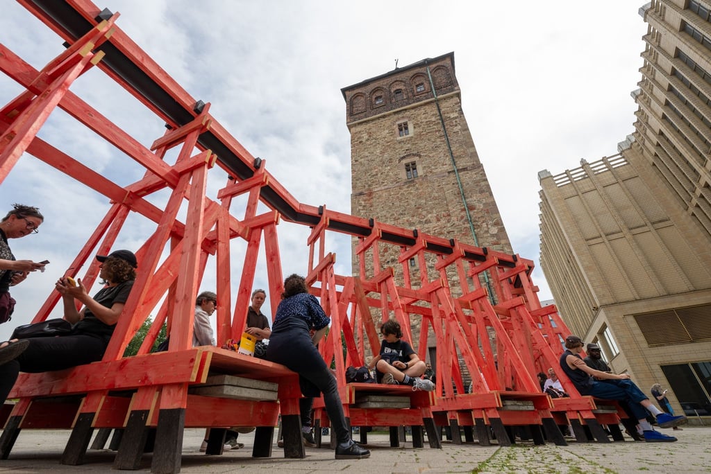 Die Installation „Sammelstelle“ der Gruppe Raumlabor ist am Roten Turm zu sehen.